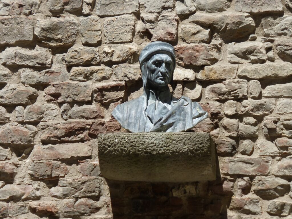 Una delle statue di Dante a Firenze