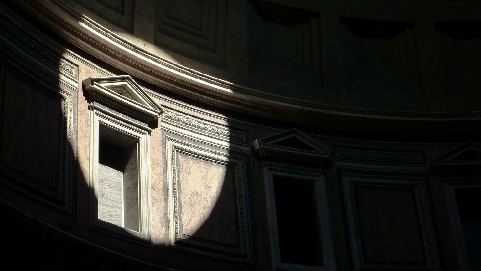 Un dettaglio tra luci e ombre del Pantheon a Roma