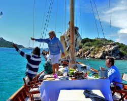Tour esclusivo di un giorno in barca nell'Arcipelago della Maddalena