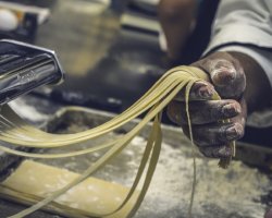 Lezione di cucina italiana sulla Pasta sfoglia a Ravenna
