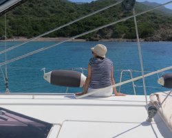 Gita in barca a vela della costa di Bosa in Sardegna