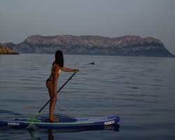 Stand up paddle nell’area marina di Tavolara in Sardegna