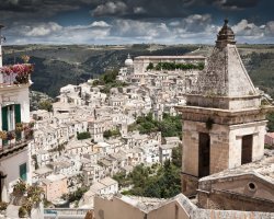Alla scoperta dei luoghi di Montalbano: un tour guidato nella Sicilia orientale