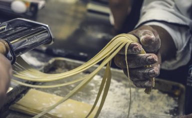 Lezione di cucina italiana sulla Pasta sfoglia a Ravenna