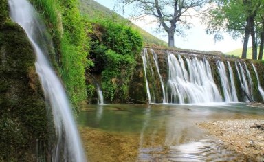 Umbria guided hiking between waterfalls , springs and caves