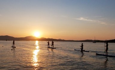 Stand Up Paddle bei Sonnenuntergang auf Sardinien