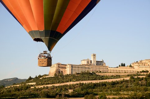 Weekend away with hot-air balloon tour over Assisi village