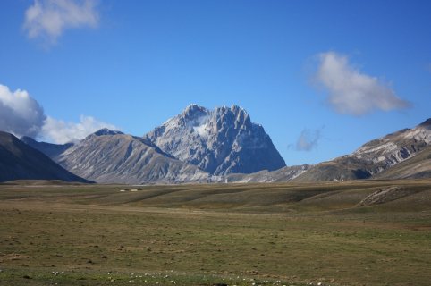 Nordic Walking in Campo Imperatore: guided hiking in Abruzzo