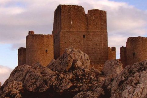 Weekend in Abruzzo: Castel del Monte light hiking and guided walking tour