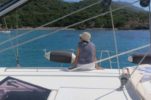 Gita in barca a vela della costa di Bosa in Sardegna