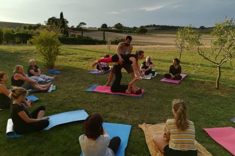 Lezione di yoga per tutti in fattoria tra le colline toscane